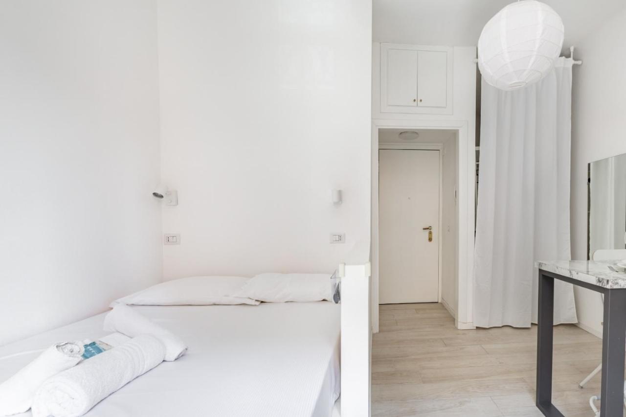 Guesthost - Bright Apt 600Mt From Viale Zara! — Photos 1